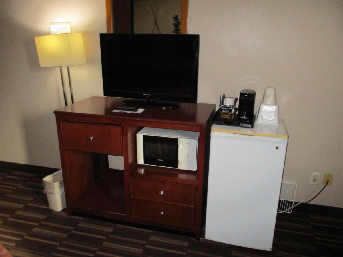 Hotel Super 8 By Wyndham Madison Extérieur photo