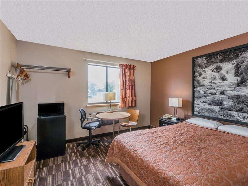 Hotel Super 8 By Wyndham Madison Extérieur photo