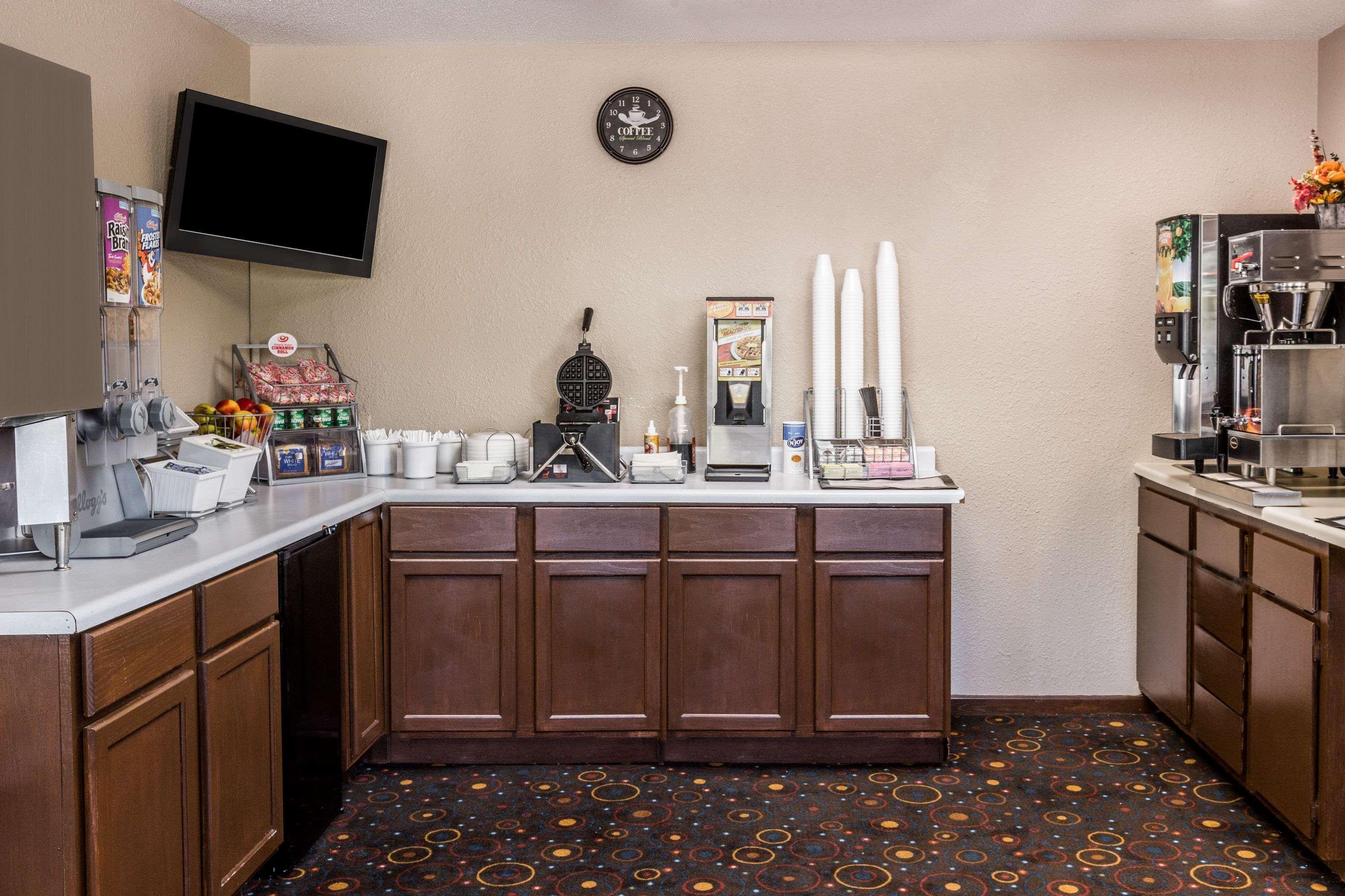 Hotel Super 8 By Wyndham Madison Extérieur photo