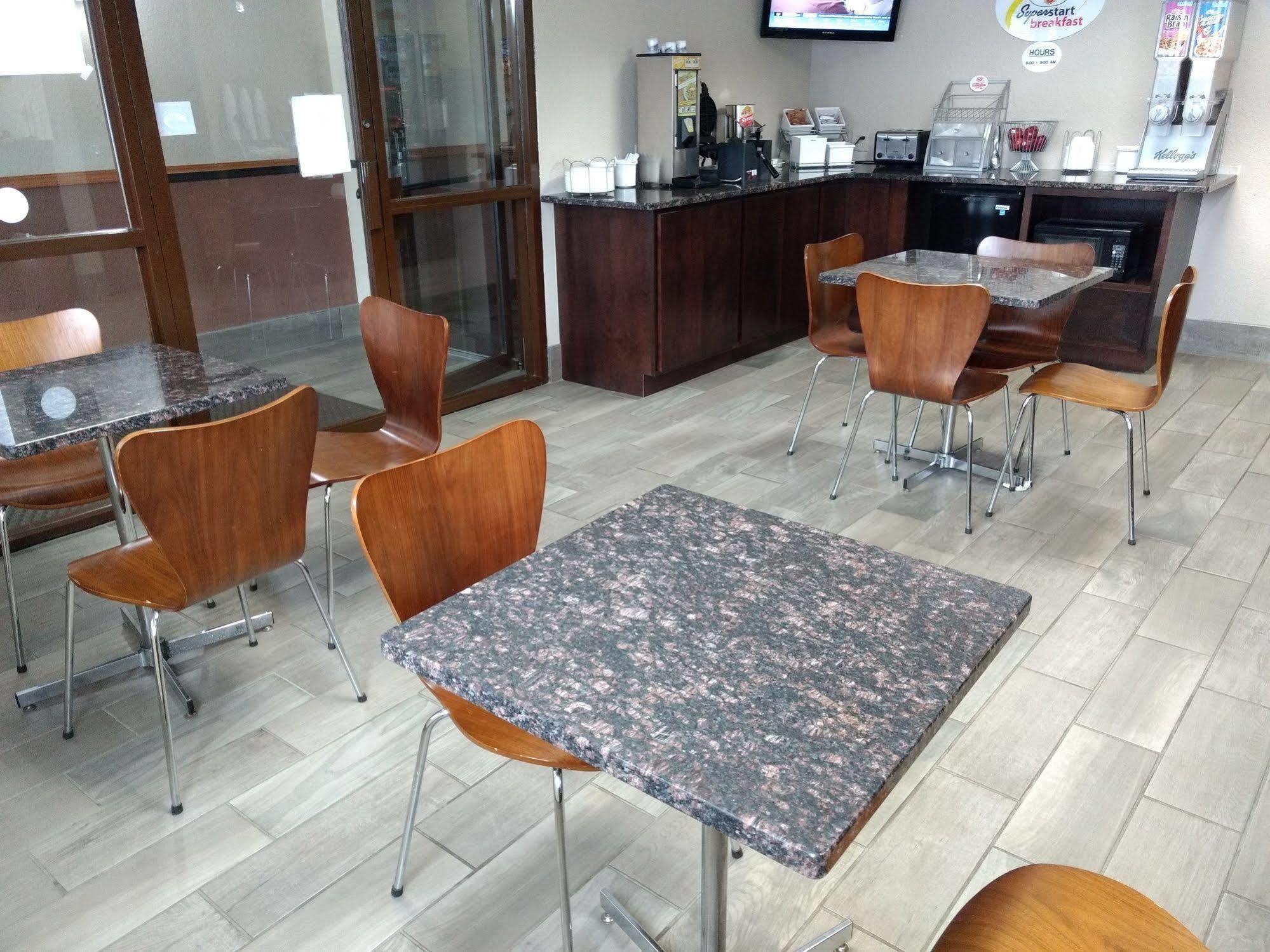 Hotel Super 8 By Wyndham Madison Extérieur photo